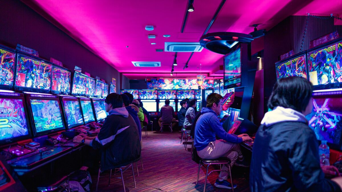 How do online slots differ from offline slots?