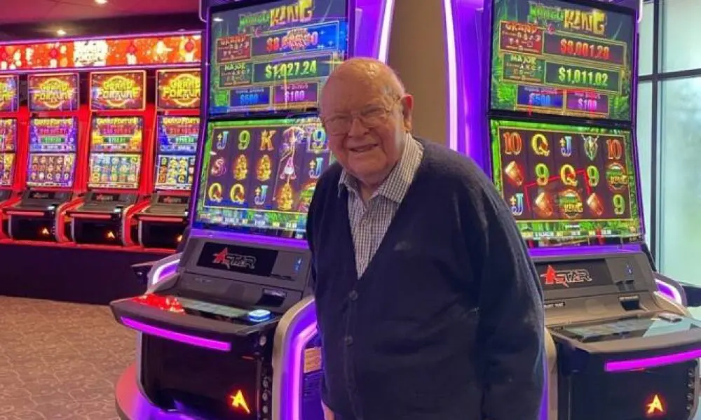 Why visual hierarchy guides online slot player attention?